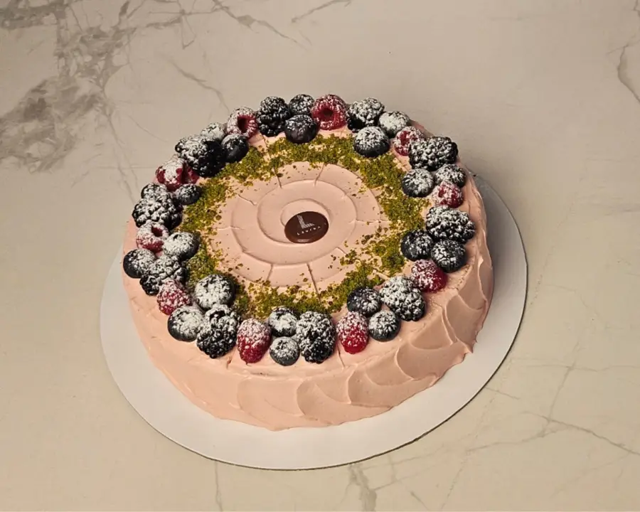 كيكة بستاشيو مع توت