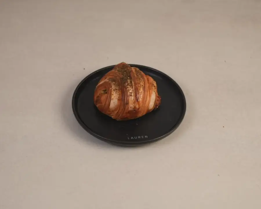 كرواسون حلوم بالزعتر